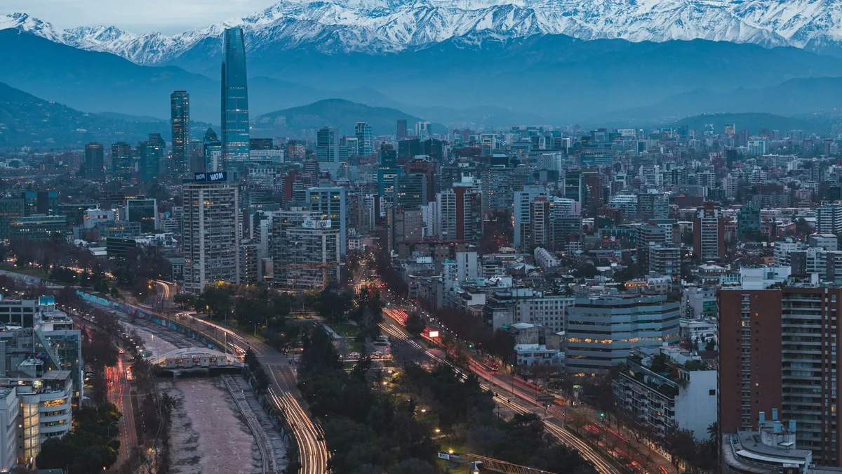 Santiago bajo la cordillera al atardecer