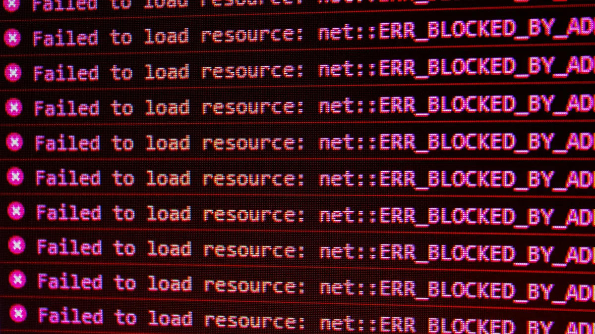Consola llena de líneas de error en rojo