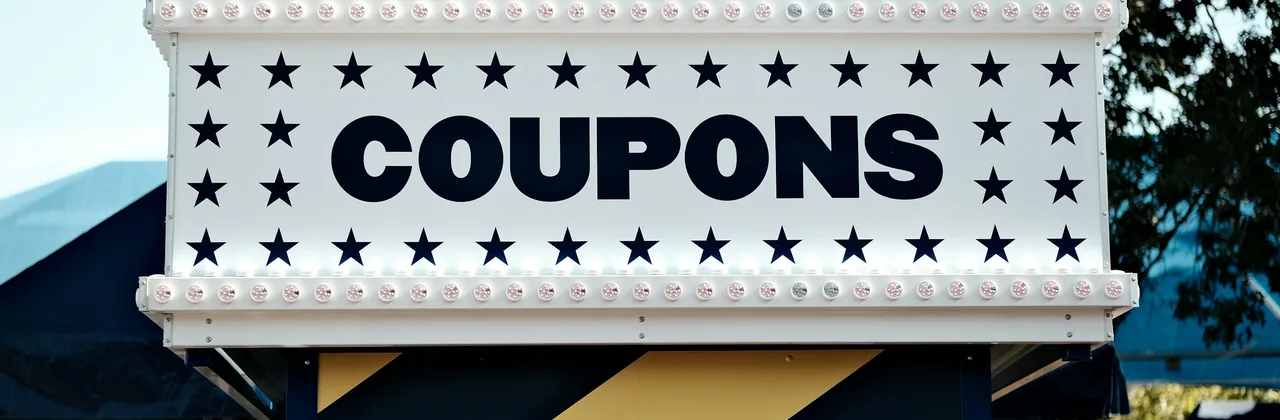 Caseta de feria con un letrero que dice COUPONS